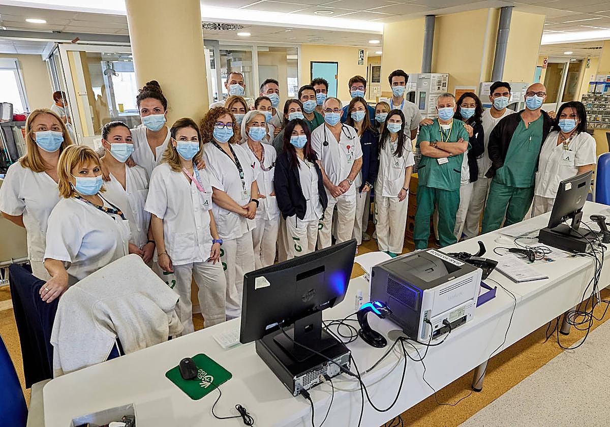 Veintiséis de los cincuenta profesionales que aproximadamente trabajan en esta UCI.