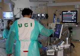 Profesionales sanitarios realizan pruebas a un paciente ingresado en la UCI del Hospital de Neurotraumatología.