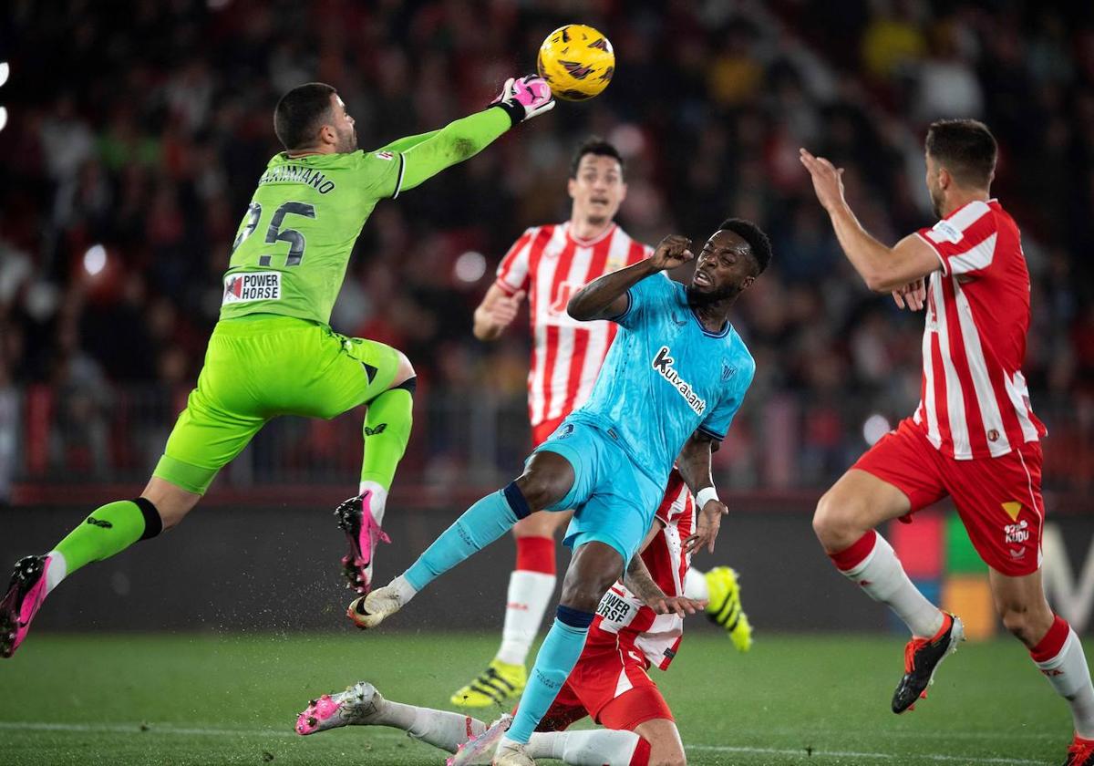 Maximiano despeja el balón delante de Iñaki Williams.