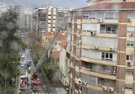 Intervención de los bomberos en la calle de Baeza de la capital jienense.