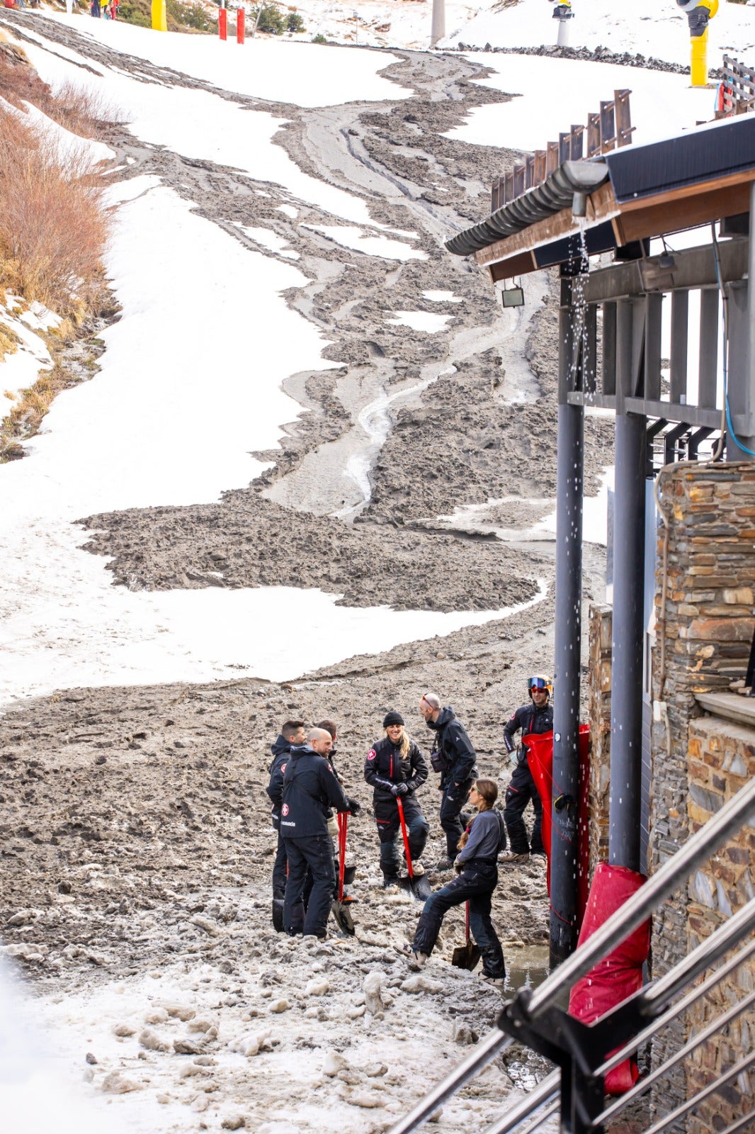 Así han quedado las pistas de Sierra Nevada con la inundación de barro