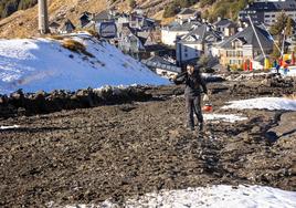 Un operario camina entre nieve y barro