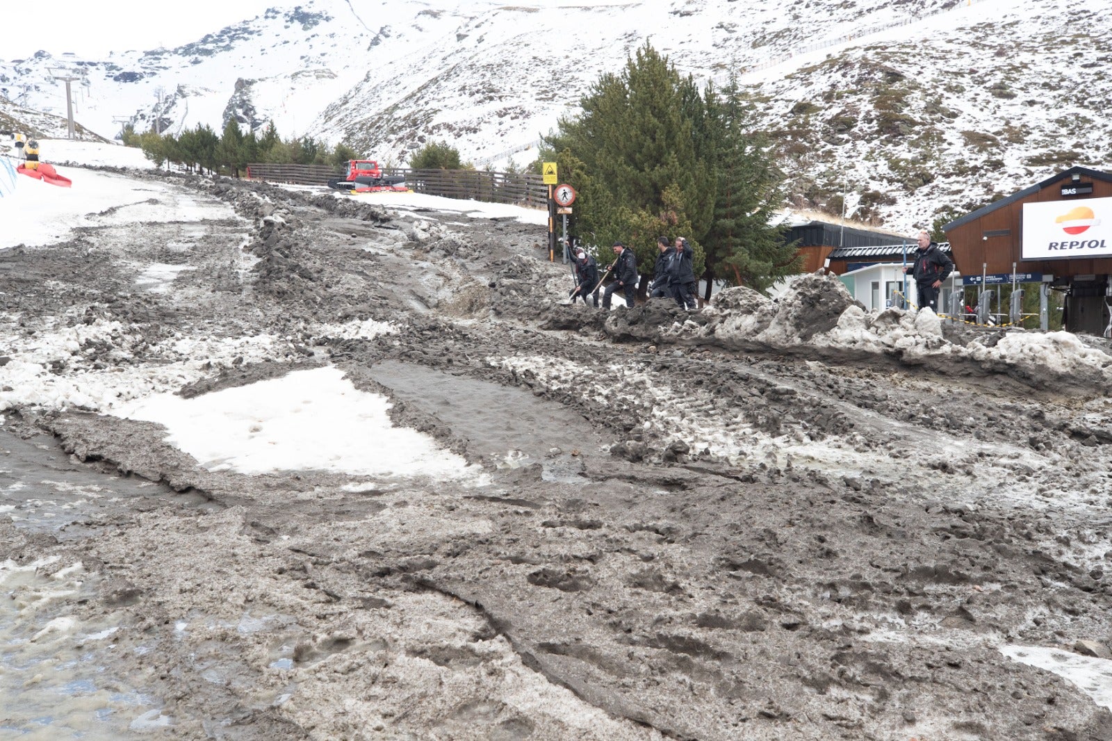 Así han quedado las pistas de Sierra Nevada con la inundación de barro