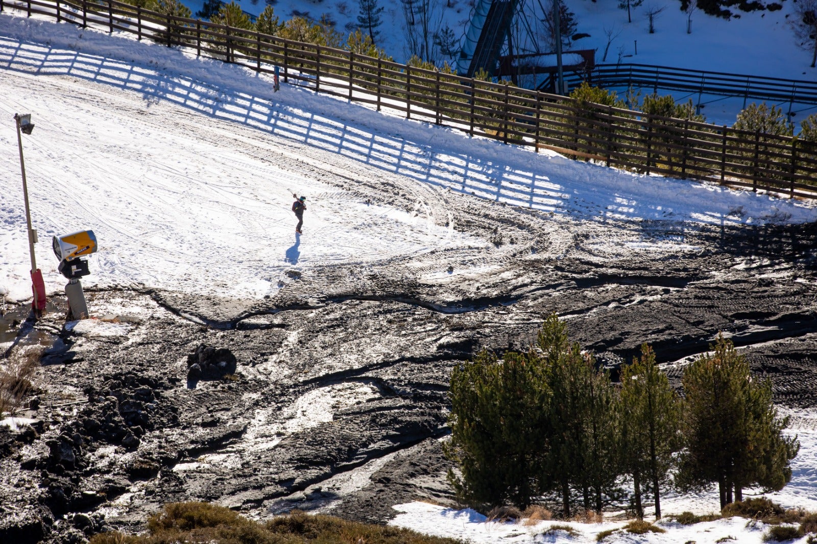 Así han quedado las pistas de Sierra Nevada con la inundación de barro