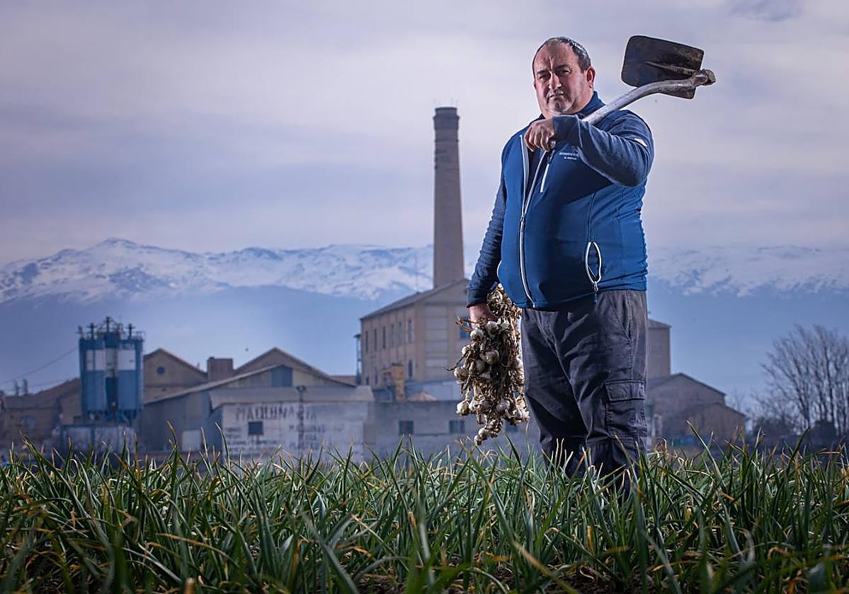 Fernando Ros pertenece a una saga de agricultores de la Vega.