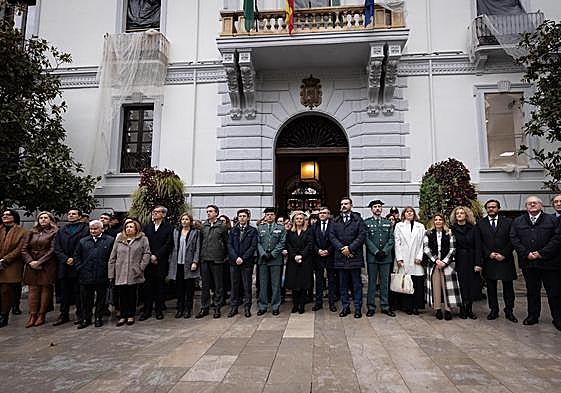 Minuto de silencio en el Ayuntamiento de Granada por los guardias civiles asesinados.