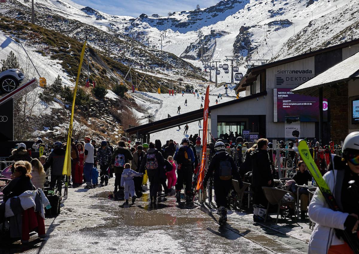 Imagen secundaria 1 - La jornada del martes en la estación de esquí discurrió entre la práctica del deporte blanco y las tareas de adecuación de las pistas.