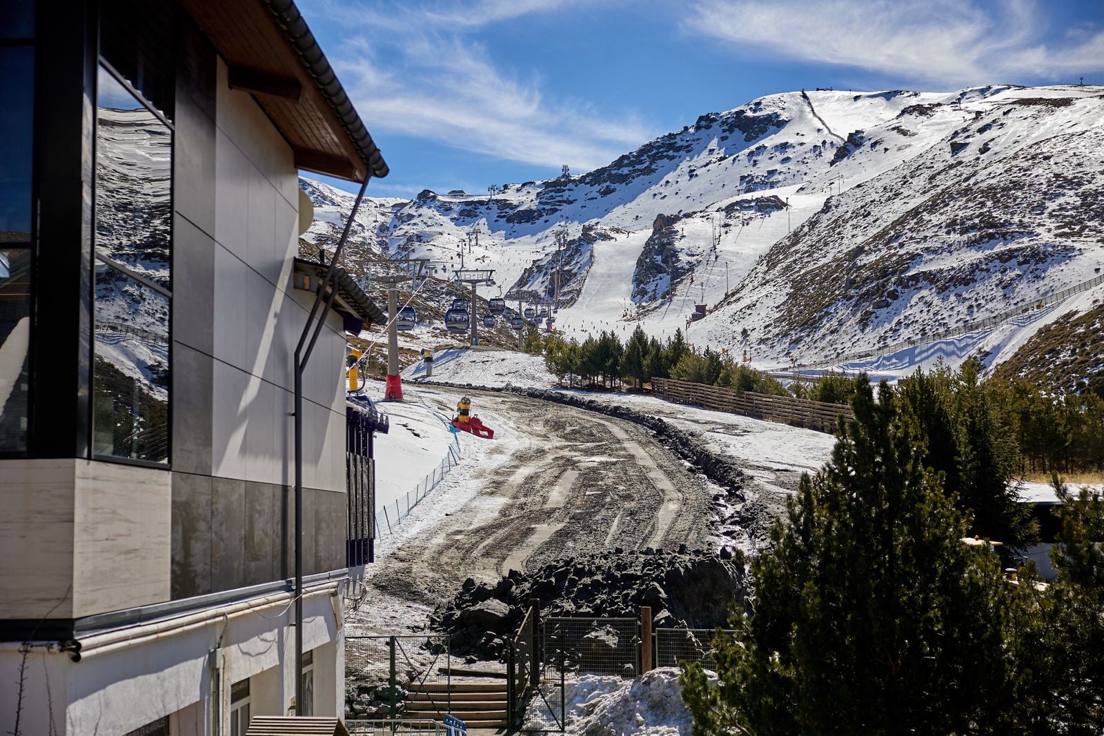 Las imágenes del día después del barro en Sierra Nevada