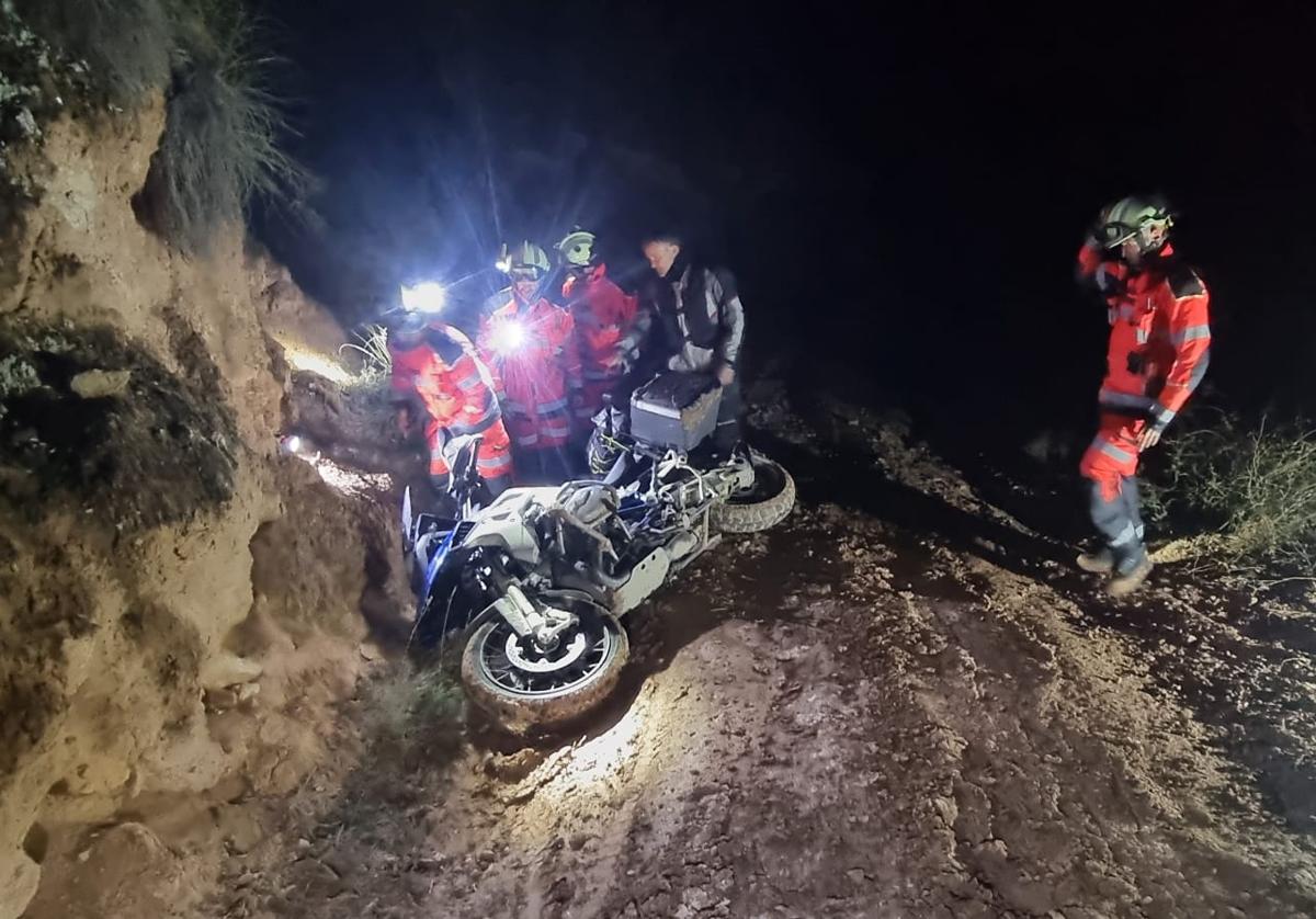 Bomberos de Guadix atienden al accidentado.