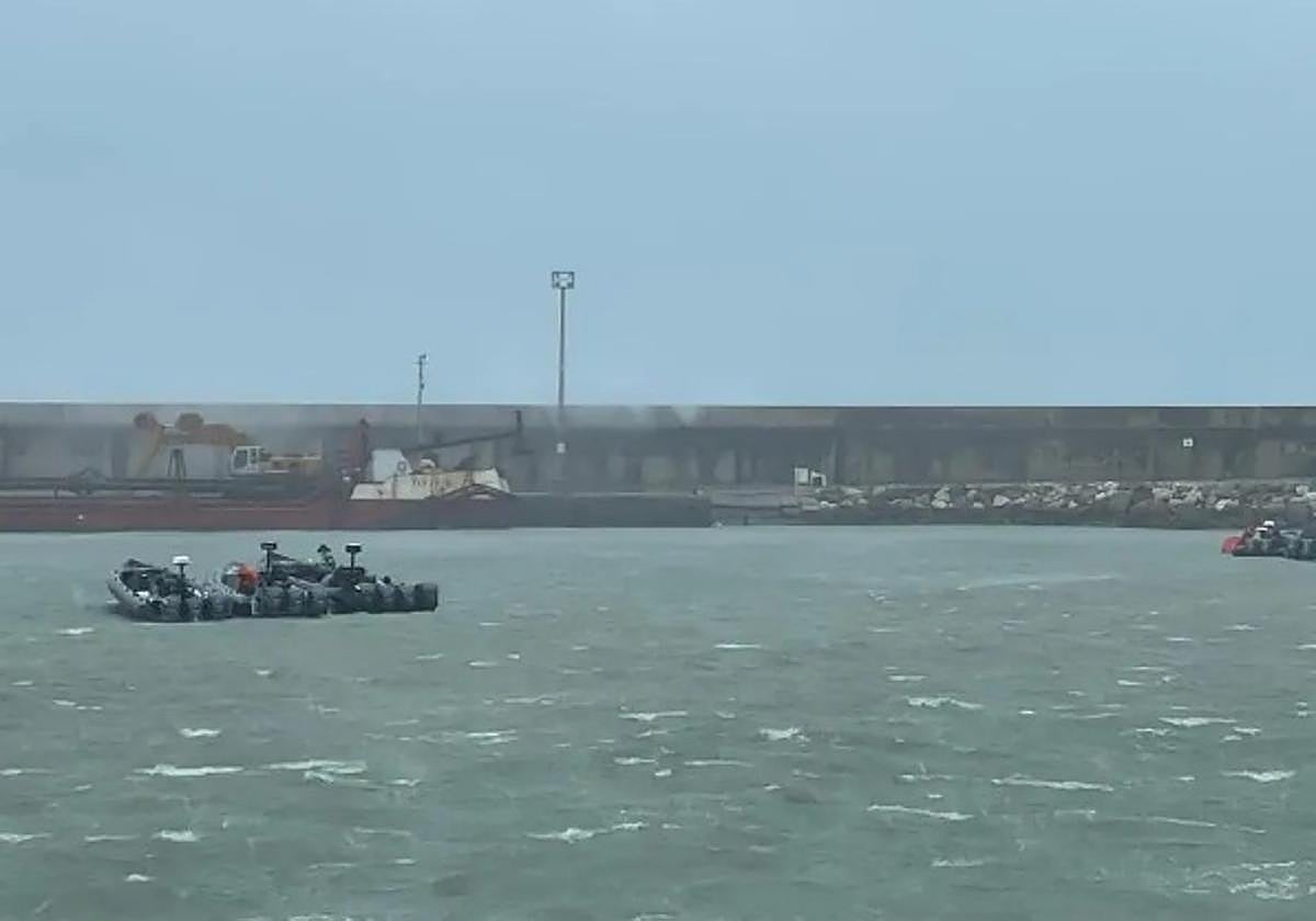 Varias lanchas neumáticas de la Guardia Civil en Barbate.