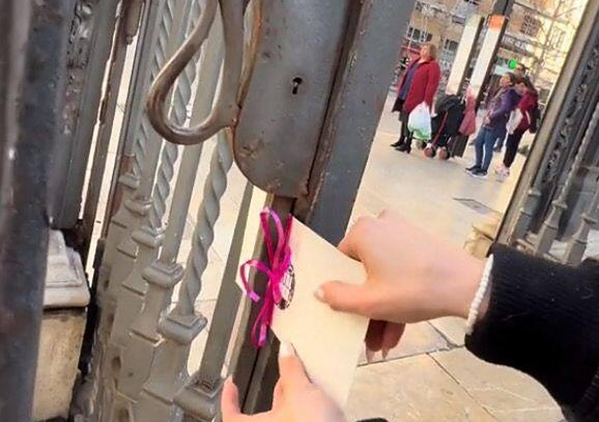 Uno de los sobres escondido en catedral.