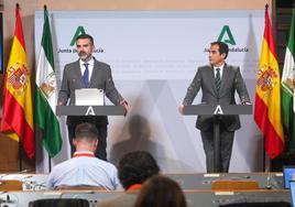 El consejero de Sostenibilidad Ramón Fernández-Pacheco (i) y el consejero de Justicia, José Antonio Nieto (d) durante la rueda de prensa posterior al Consejo de Gobierno. .