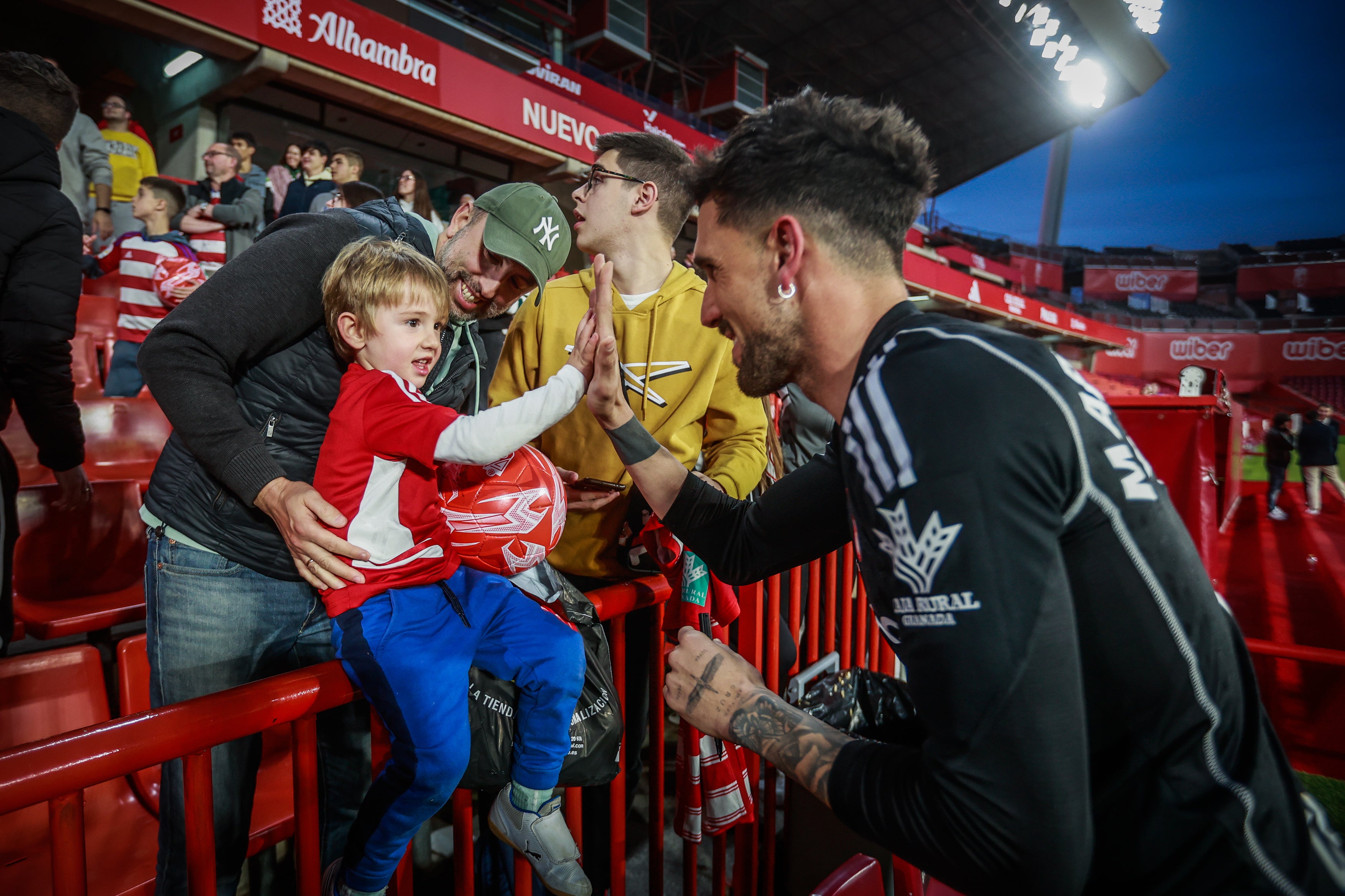 Las imágenes de la presentación de Pellistri y Marc Martínez