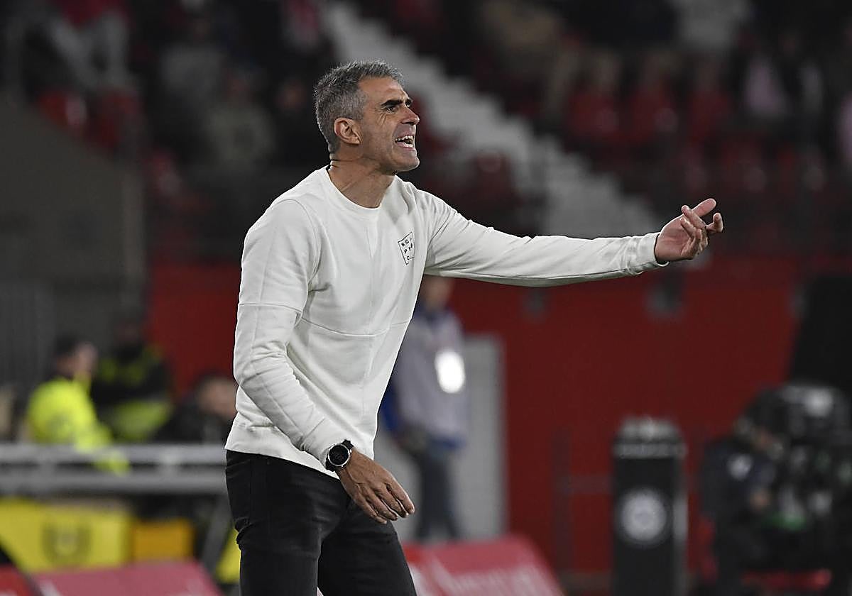 Gaizka Garitano, entrenador de la UD Almería, en el partido contra el Athletic Club de Bilbao.