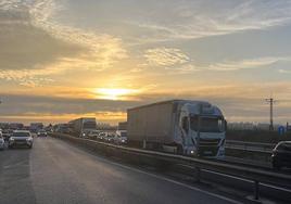 Atascos en la A-92, a la altura de Chauchina, por el corte de los agricultores.