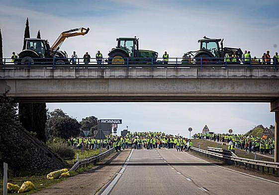Marea de chalecos amarillos este miércoles en la A-4 en Guarromán.