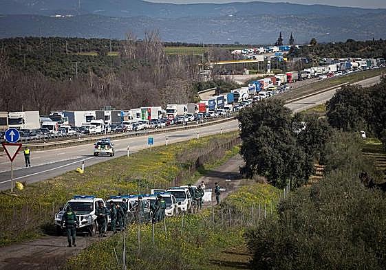 Retenciones este miércoles en la A-4 a su paso por Guarromán por la protesta de agricultores.