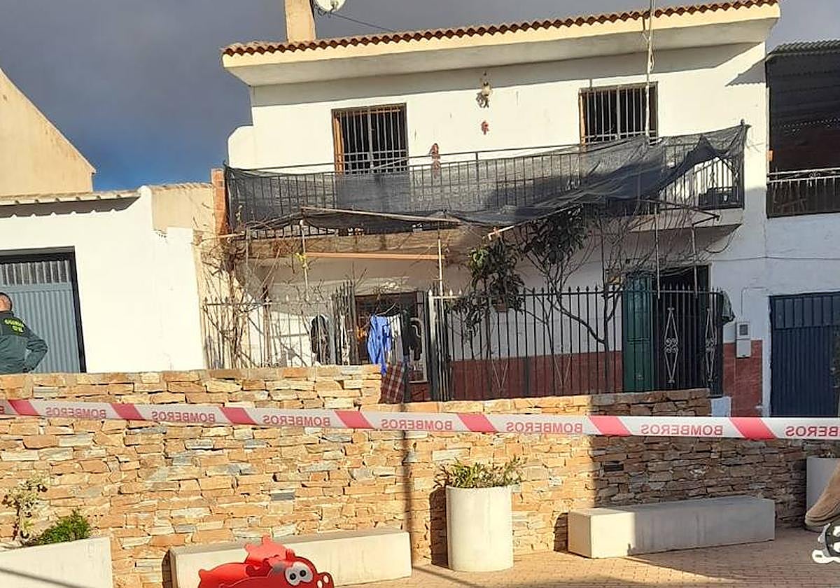 Vivienda de Darro en la que falleció un hombre.