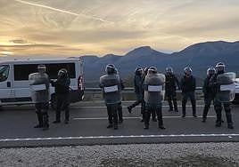 Antidisturbios en la Venta de la Nava este miércoles a primera hora.