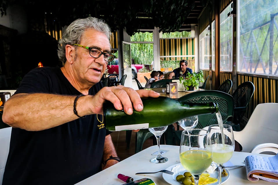 Imagen principal - Manuel Moreno, arriba, sirve una copa de su sidra. Abajo, Sara y Manuel, y al lado, una mula baja sacos de manzanas de la Ragua.