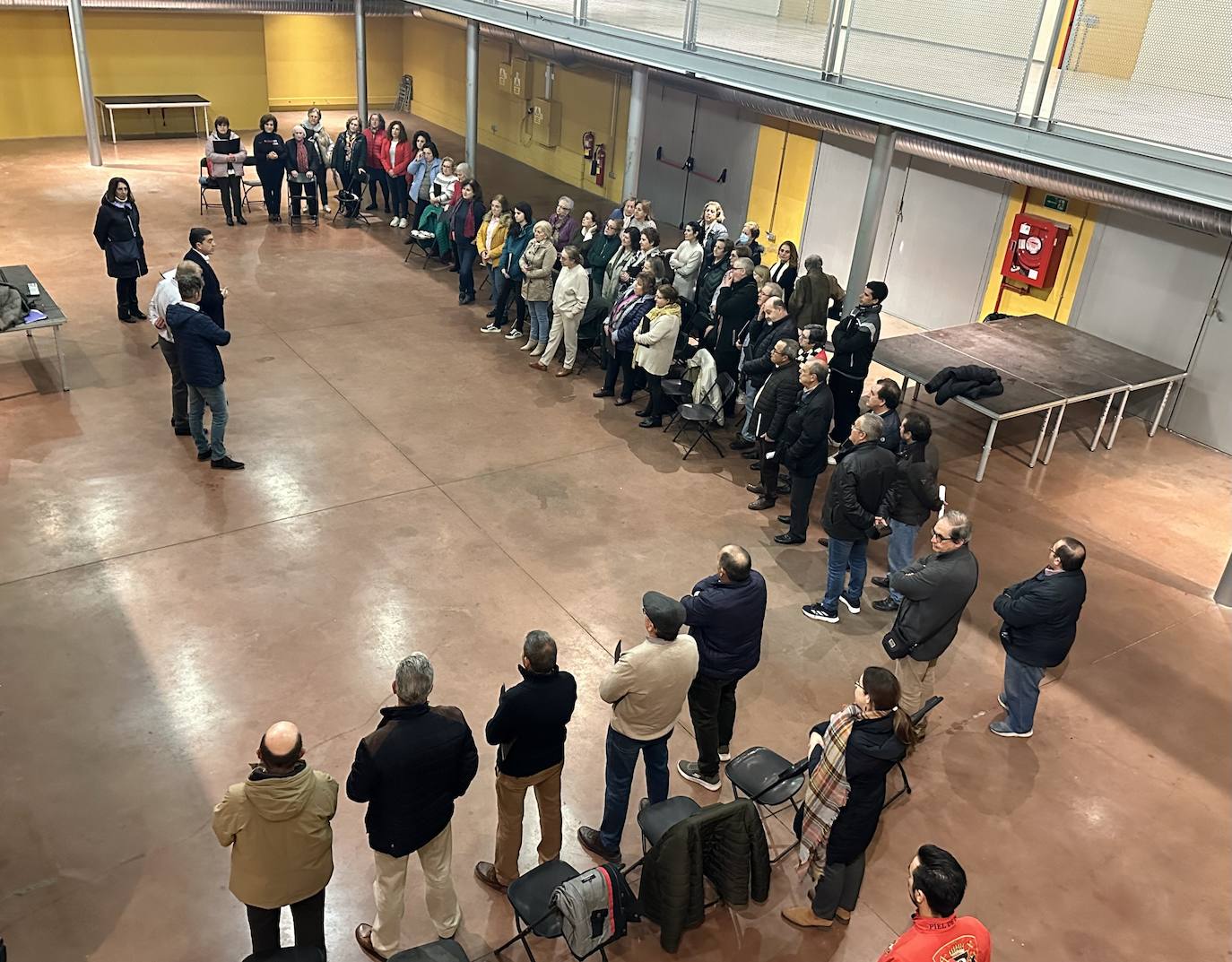 Primer ensayo del Miserere en Baeza, al que acudio de visita el alcalde Pedro Cabrera.