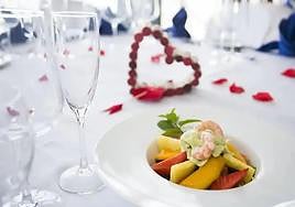 La advertencia de la OCU por las reservas y complementos en las cenas de San Valentín.