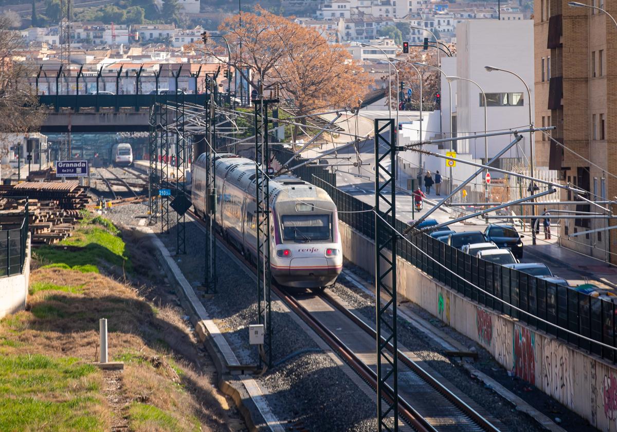 Un tren Avant atraviesa la cicatriz ferroviaria de Granada, junto a las viviendas de Rosaleda