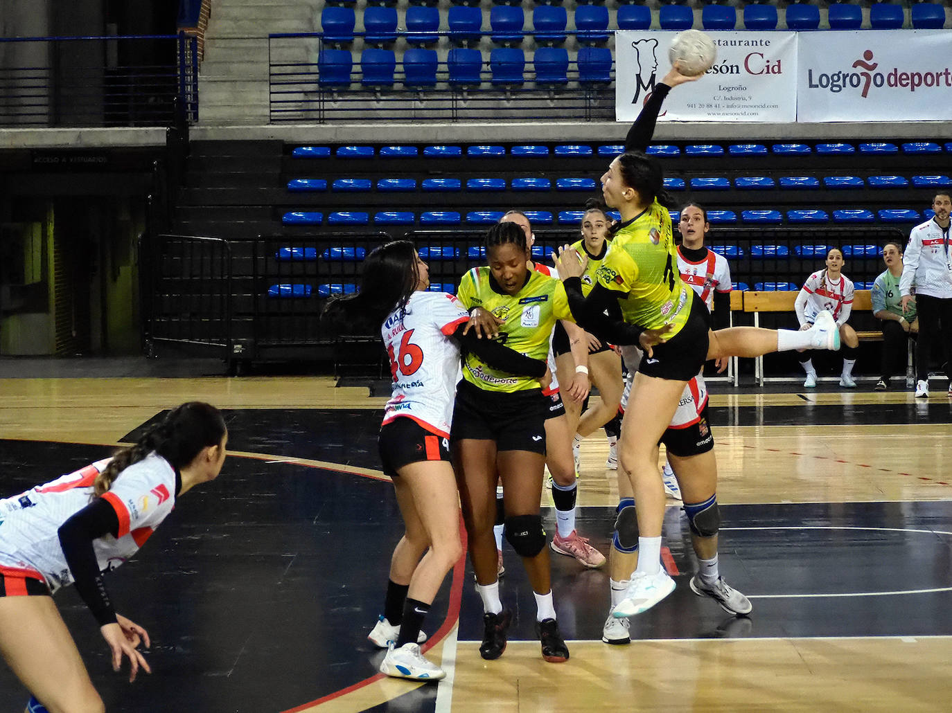 La defensa almeriense será clave en la visita a Santander