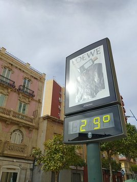Calor en Almería, con 29 grados en algunos termómetros de la capital.