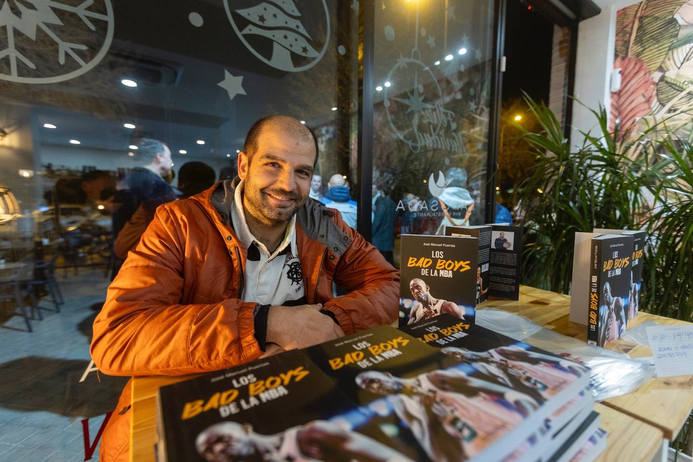 José Manuel Puertas, colaborador de IDEAL, con ejemplares de 'Los Bad Boys de la NBA'.