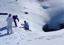 Rescate a un esquiadr en Sierra Nevada tras caer a una poza.