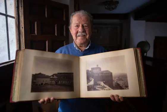 Carlos Sánchez posa con uno de sus libros de fotos históricas de Granada.