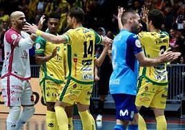 Los jugadores del Jaén Paraíso Interior celebran uno de los tantos del partido disputado en el Olivo Arena.
