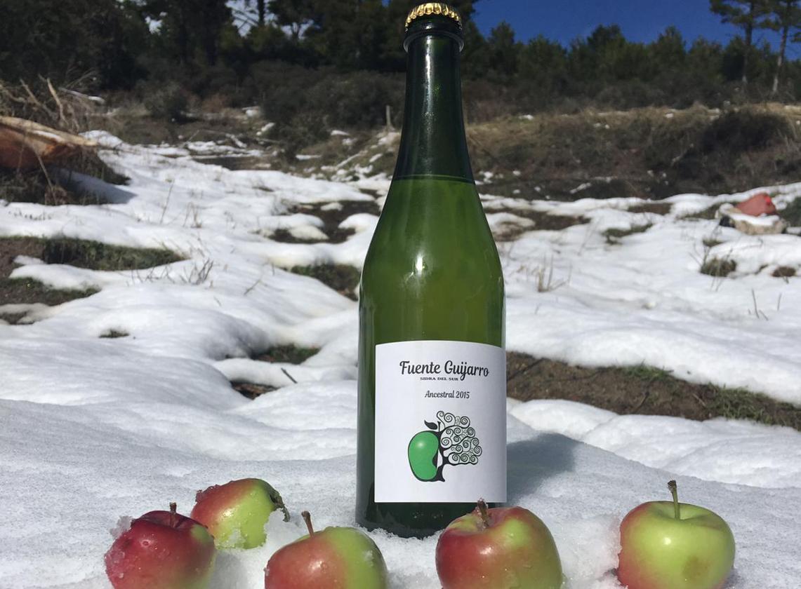 Una botella de sidra Fuente Guijarro Ancestral 2015, sobre la nieve de Sierra Nevada.