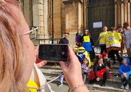 Fotografiando a los 'peques' en el pasacalles de carnaval del viernes.