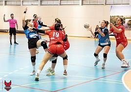 Acción defensiva del Balonmano Ciudad de Granada.
