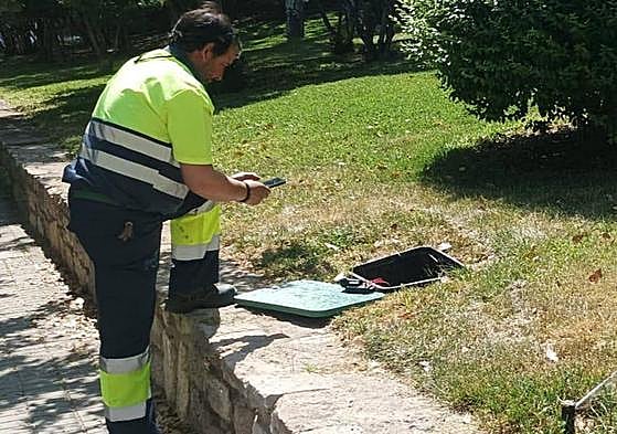 Un jardinero controla el riego a través de la PDA.