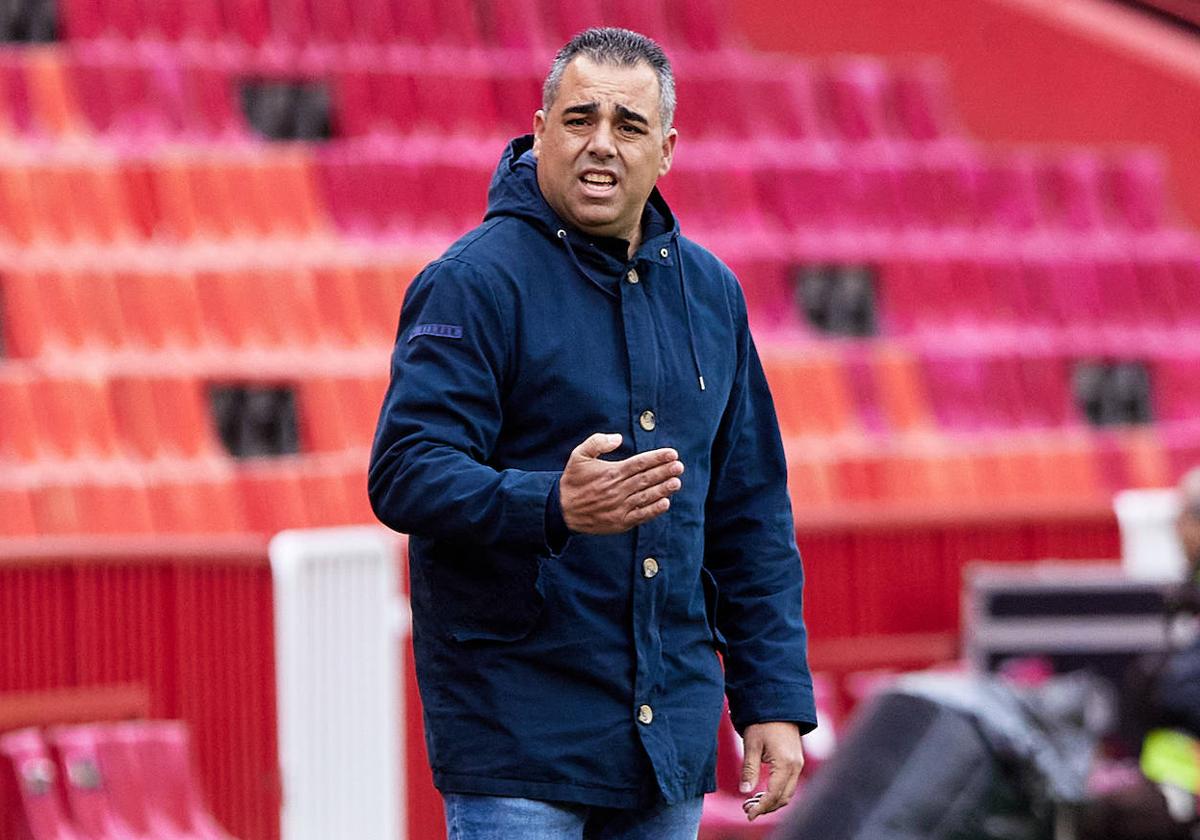 Germán Crespo anima a sus futbolistas durante el partido contra el Linares del pasado domingo en Los Cármenes.