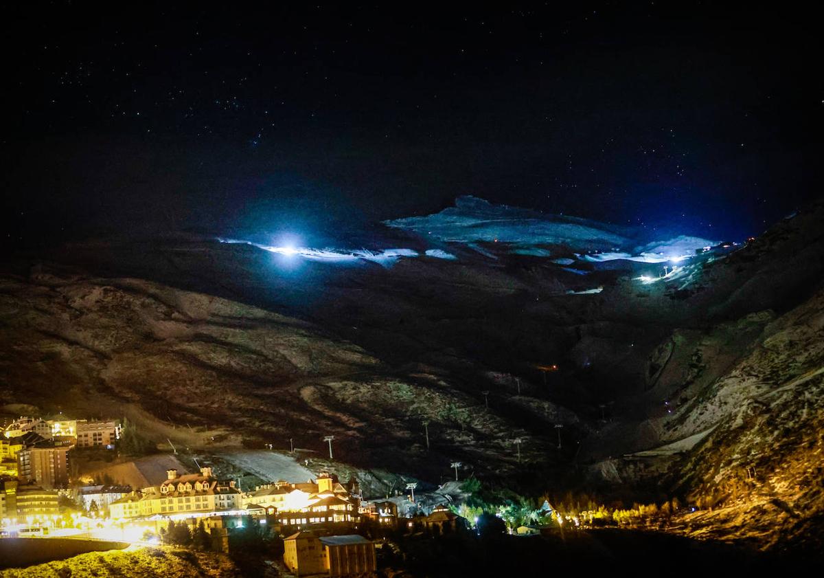 Imagen principal - Cetursa cuenta con 19 máquinas pisanieves dotadas con todo tipo de herramientas. El trabajo en las pistas de Sierra Nevada se realiza desde 2.100 metros hasta los 3.500, al ser la estación a más altura de España.