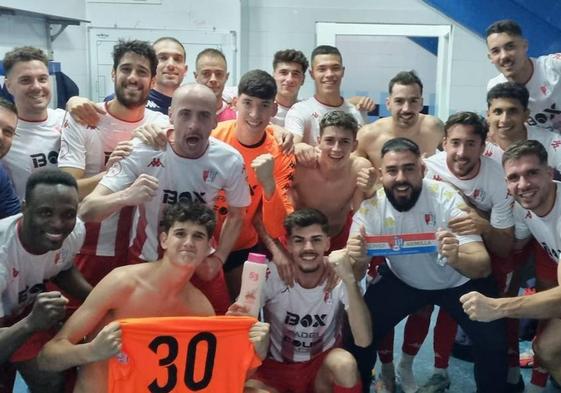 Los futbolistas del Arenas celebran su victoria en Melilla dentro del vestuario.