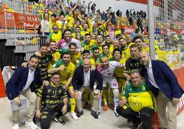 Celebración del equipo amarillo con los aficionados jienenses desplazados hasta Cartagena al final del partido.