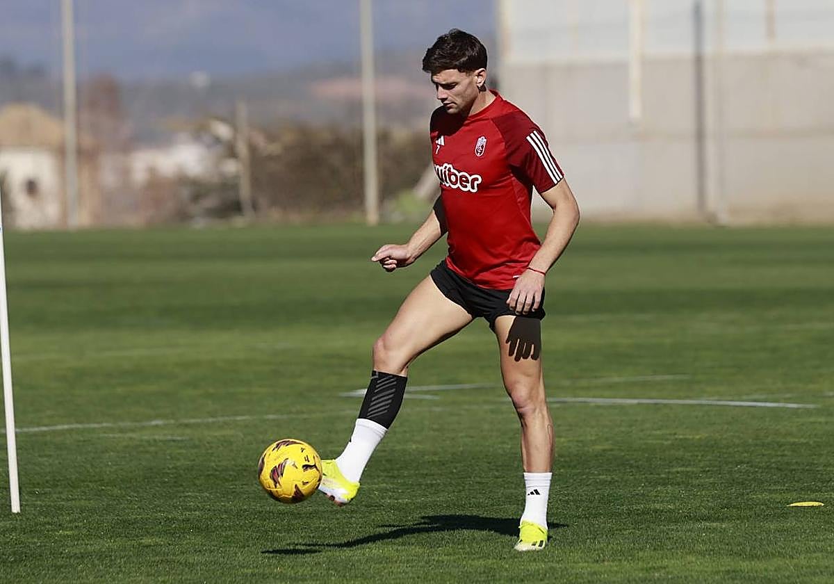 Lucas Boyé juega un balón durante el último entrenamiento del equipo, con su gemelo derecho vendado.