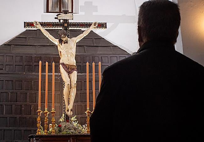 Un devoto, frente a la imagen del Silencio.