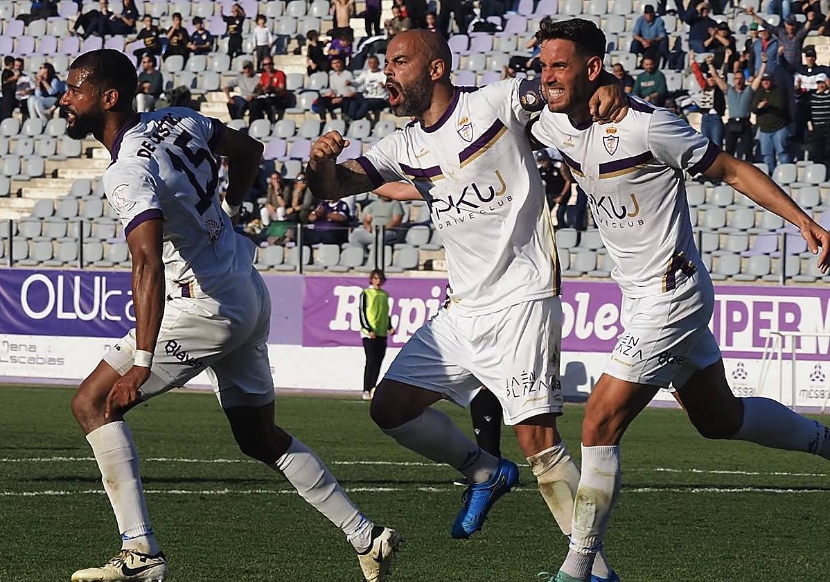 Alegría en los jugadores blancos tras marcar De Castro ante el CD Huétor Vega en el Nuevo La Victoria.