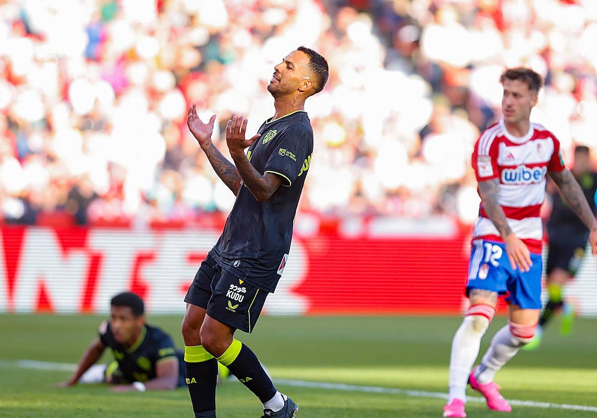 Jonathan Viera lamenta una de las ocasiones falladas por la UD Almería.
