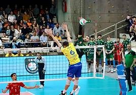 Víctor Rodríguez supera el bloqueo de Walla Sousa.