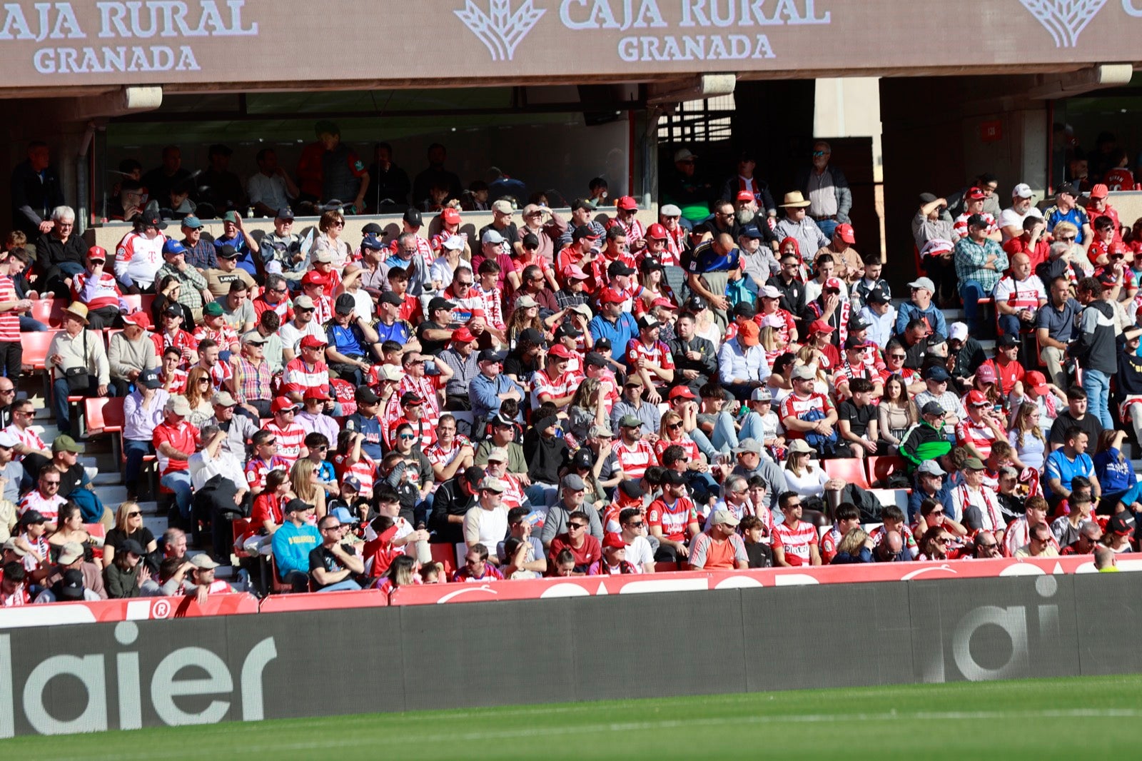 Encuéntrate en la grada en el partido entre Granada y Almería