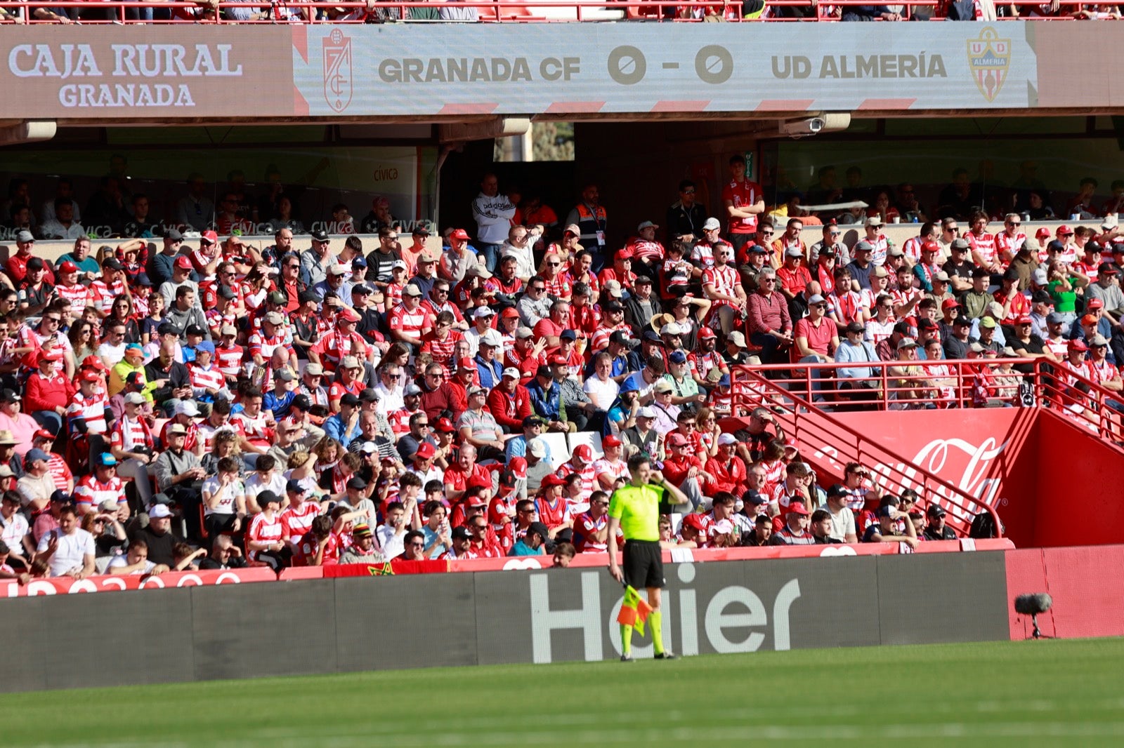 Encuéntrate en la grada en el partido entre Granada y Almería