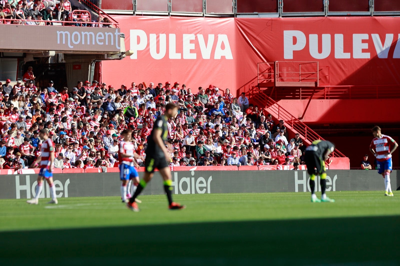 Encuéntrate en la grada en el partido entre Granada y Almería