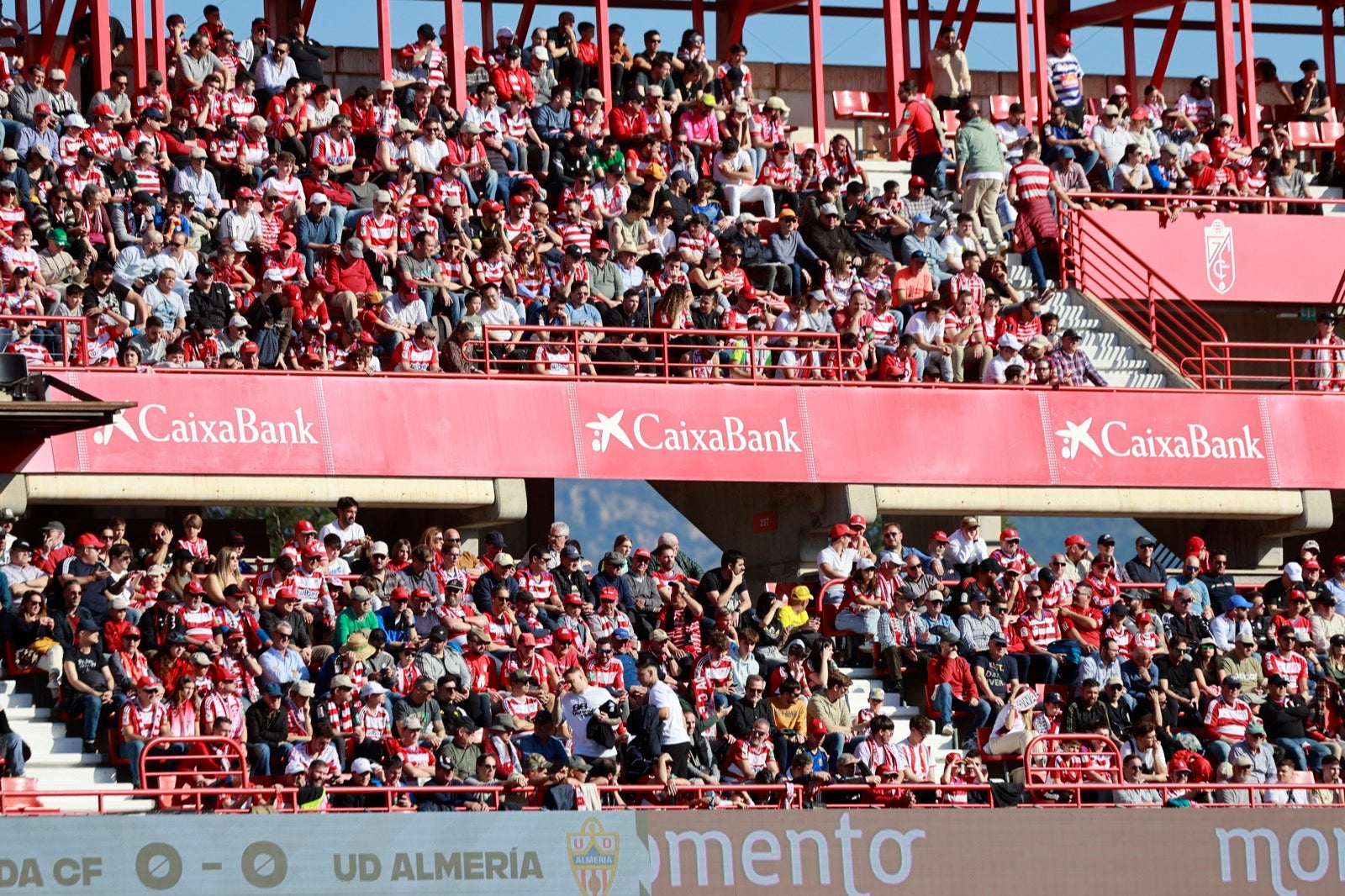 Encuéntrate en la grada en el partido entre Granada y Almería
